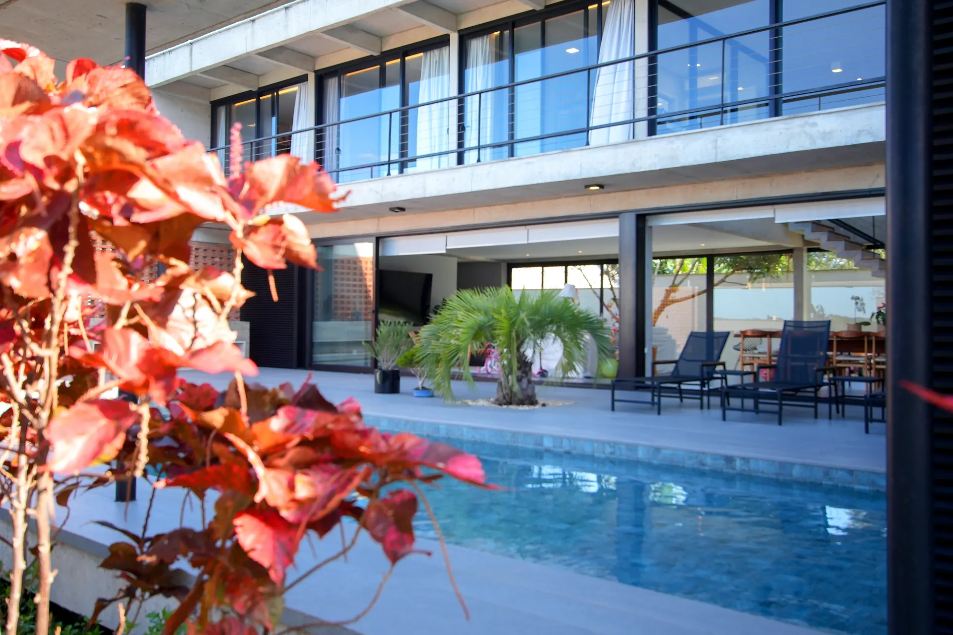 Casa de alto padrão com piscina em condomínio exclusivo